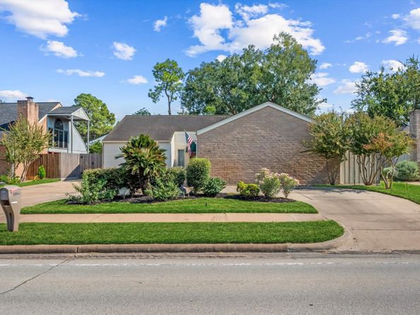 11854 Briar Forest Drive, Houston TX 77077