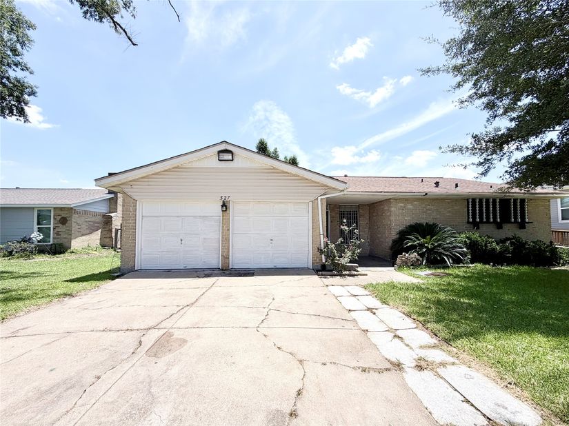 527 Slumberwood Dr, Houston TX 77013