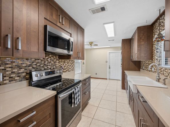 2327 Colonial Ridge Drive, Friendswood TX 77546