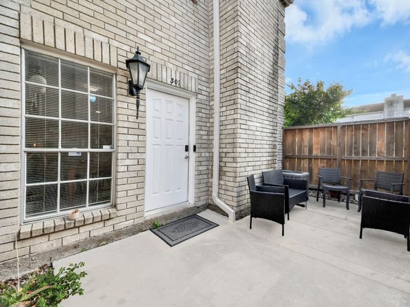 3800 Tanglewilde Street 301, Houston TX 77063