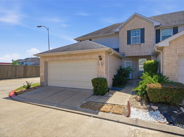 2926 Meadowglen Cove, Houston TX 77082