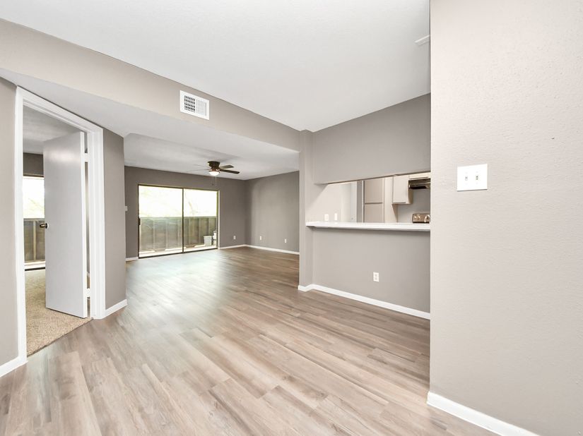 3015 Walnut Bend Ln 32, Houston TX 77042