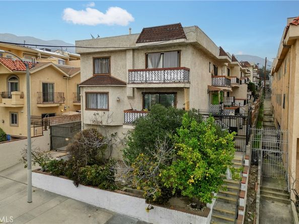 10214 Samoa 25, Tujunga CA 91042