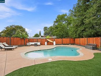 4074 Hamlet Ct