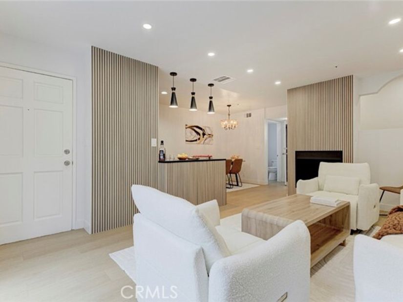 15044 Nordhoff Street 8, North Hills (los Angeles) CA 91343