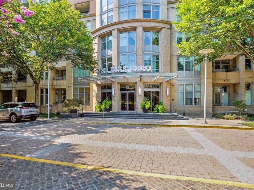 8220 Crestwood Heights Drive 301, Mclean VA 22102