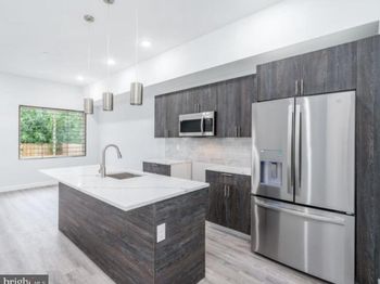 2438 N Mascher Street