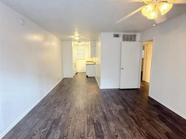 2704 Salado ST 207, Austin TX 78705