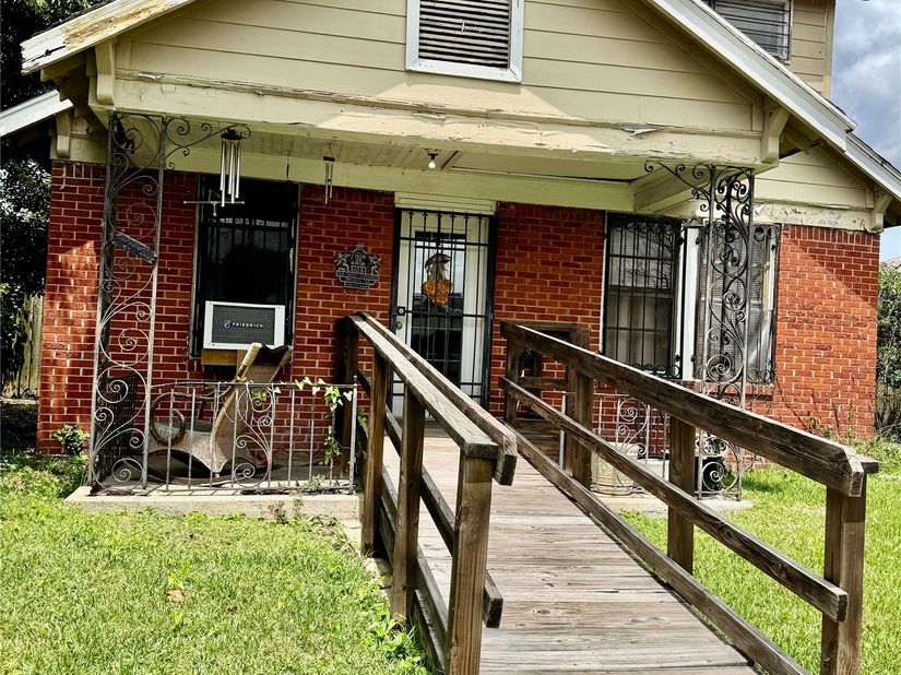 105 Dresden Street, Houston TX 77012