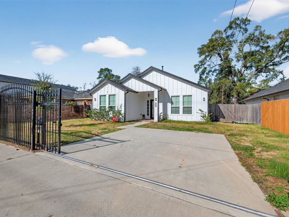 5121 Firnat Street, Houston TX 77016