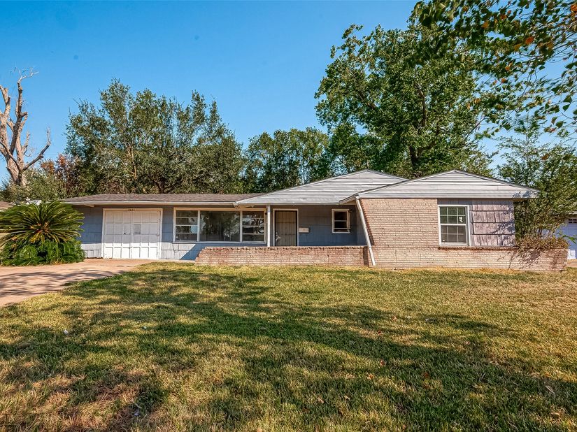 5963 Ridgeway Drive, Houston TX 77033