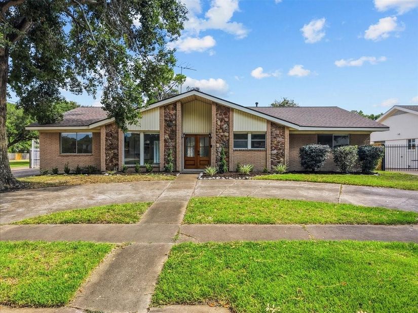 5762 Birdwood Road, Houston TX 77096