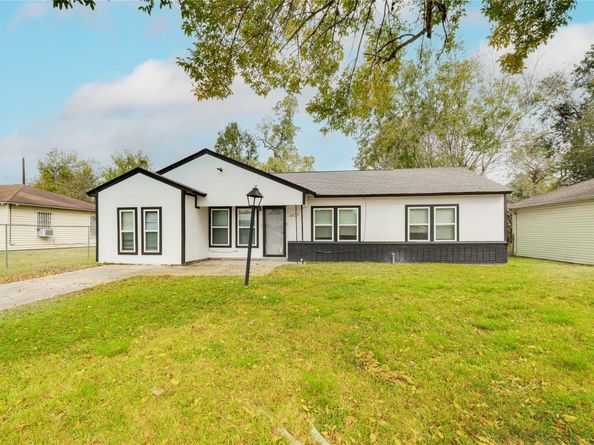 6107 Belmark Street, Houston TX 77033