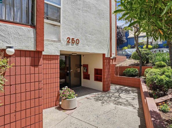 250 Whitmore St 106, Oakland CA 94611