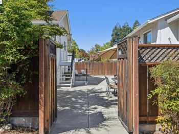 3851 Vineyard Ave