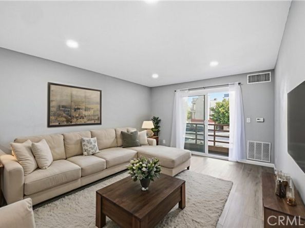 6815 Remmet 215, Canoga Park (los Angeles) CA 91303