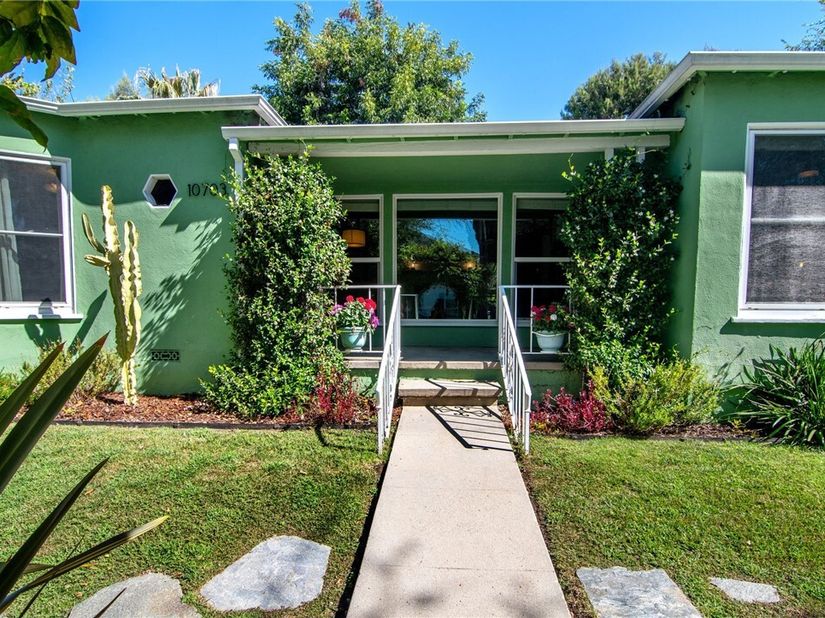 10703 Collins Street, North Hollywood (los Angeles) CA 91601