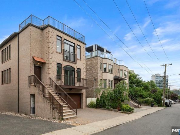 37 Winterburn Place, Edgewater NJ 07020
