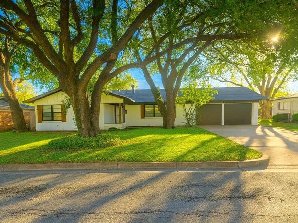 2120  Nottingham Boulevard , Fort Worth Texas 76112