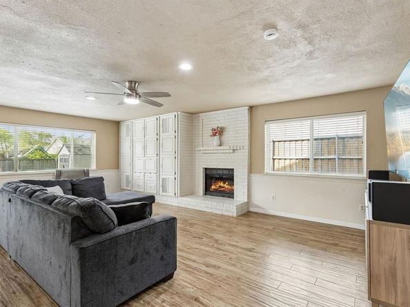 304  Lark Lane , Euless Texas 76039