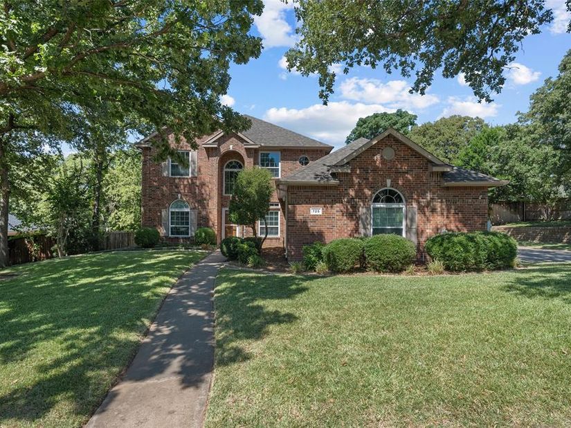 725  Big Horn Trail , Crowley Texas 76036