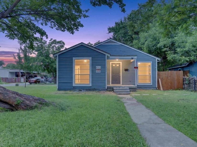 8752  Woodcastle Drive , Dallas Texas 75217