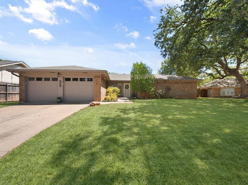 2709  Burnwood Court , Arlington Texas 76016