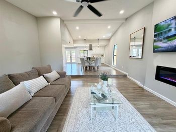 1810  Sandra Lane 