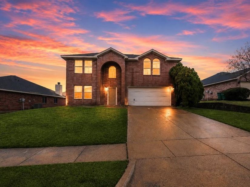 1092  Winding Creek , Cedar Hill Texas 75104