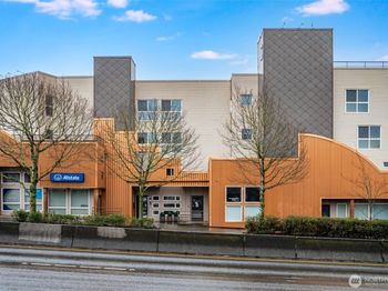 4020 Aurora Avenue N