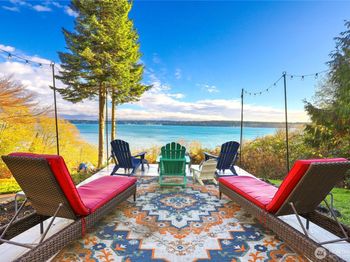 2049 NE Amhurst Court