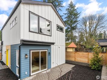 14306 Roslyn Place N