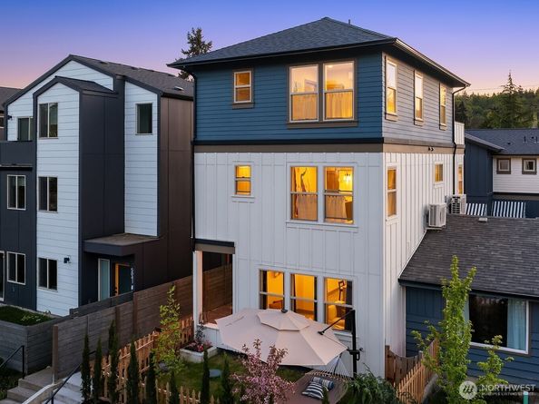 5037 25th Avenue SW, Seattle WA 98106