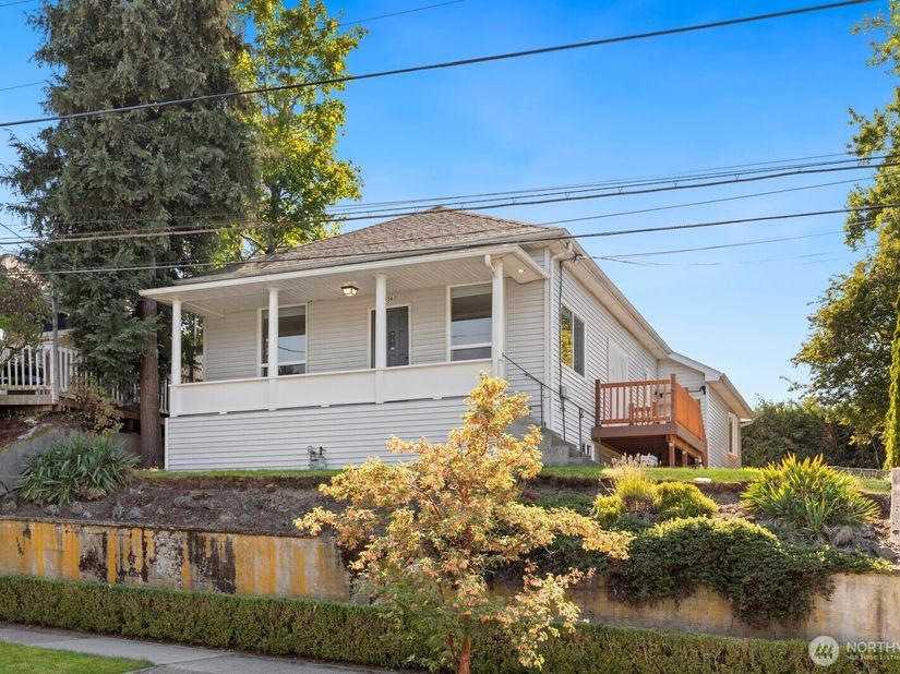 5563 Kenwood Place N, Seattle WA 98103