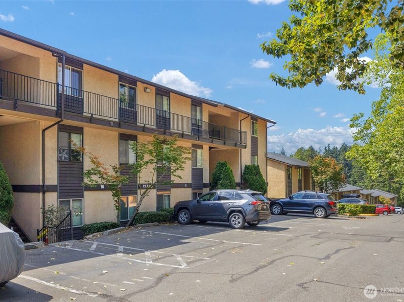 12525 NE 145th Place F107, Kirkland WA 98034