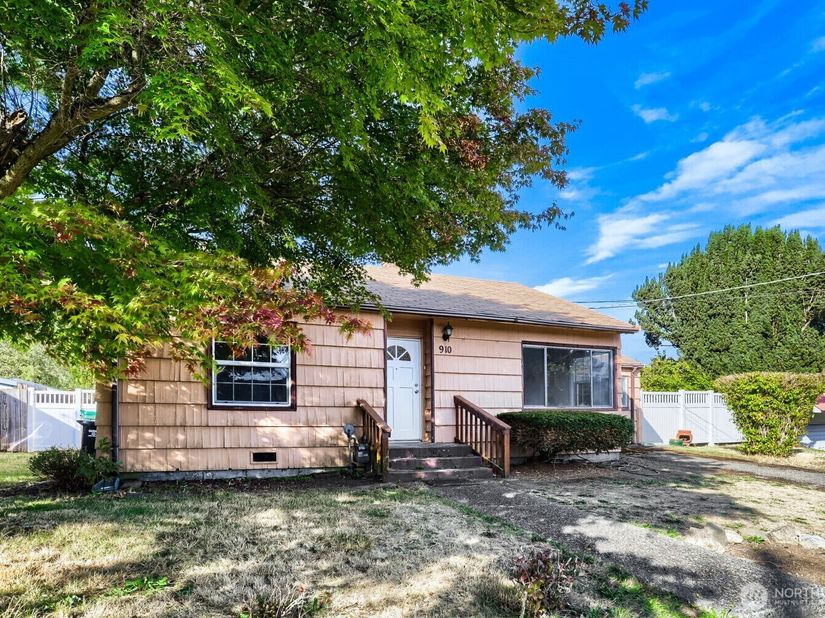 910 NE 113th Street, Seattle WA 98125