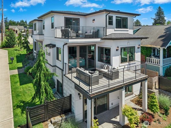 1006 4th Street W, Kirkland WA 98033