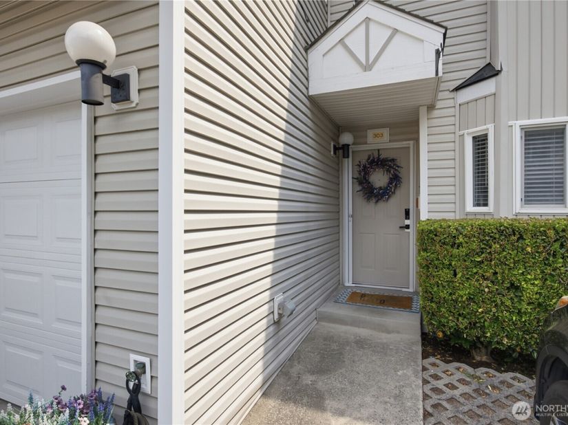 459 Queen Avenue NE 303, Renton WA 98056