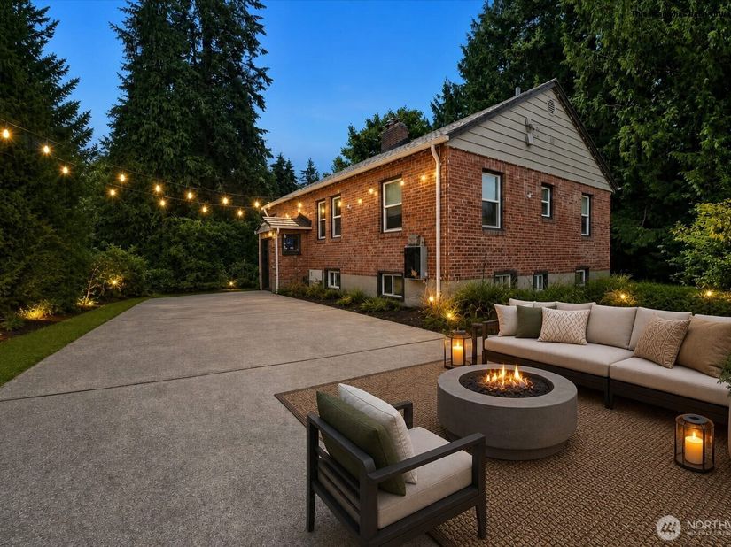 2407 Larch Way, Lynnwood WA 98036