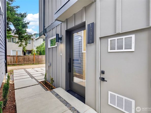 12034 Hiram Place NE, Seattle WA 98125