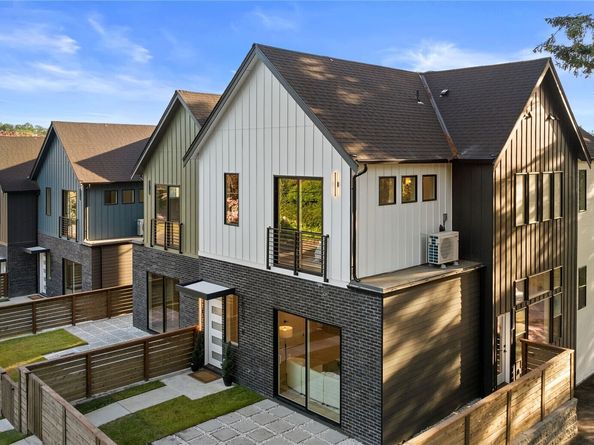 18607 104th Avenue NE B, Bothell WA 98011