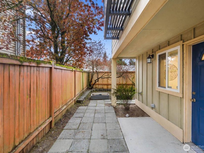337 N 105th Street A, Seattle WA 98133