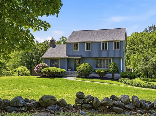 208 Chapman Rd, Tewksbury MA 01876