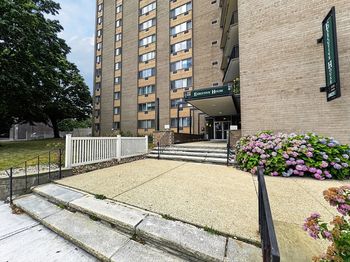 1025 Hancock St
