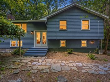 7 Hillcrest Dr