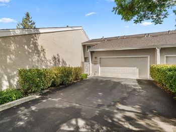2435 Golf Links Circle