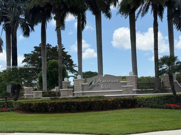 424 NE 194th Ter, Miami FL 33179