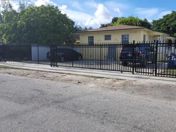 2729 NW 47th St, Miami FL 33142