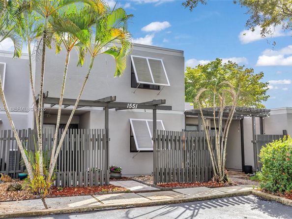 1551 NW 113th Ave, Pembroke Pines FL 33026