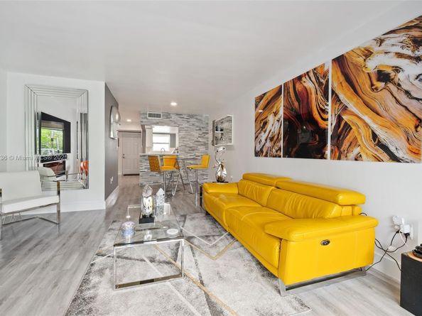 9373 Fontainebleau Blvd K212, Miami FL 33172